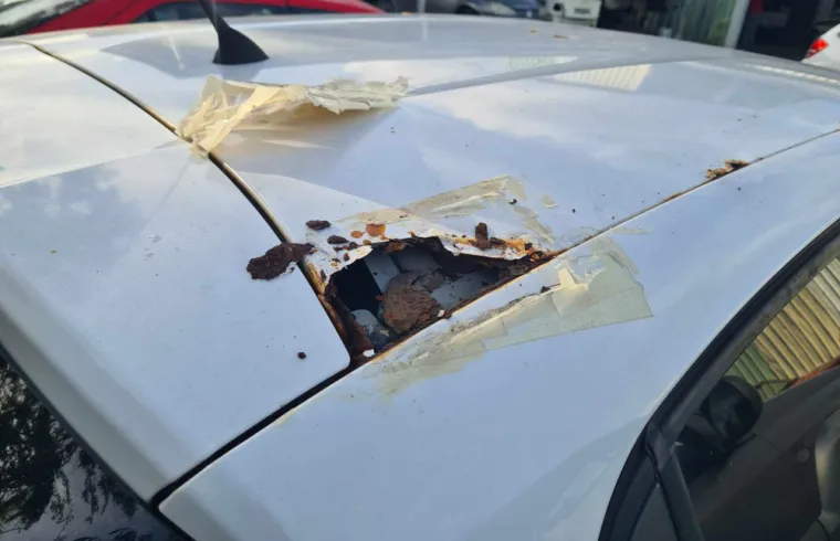 Remplacement toit Peugeot 208 corrosion perforante