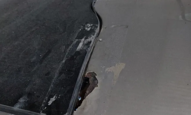 Avant notre intervention sur toit corrosion perforant sur Peugeot 208